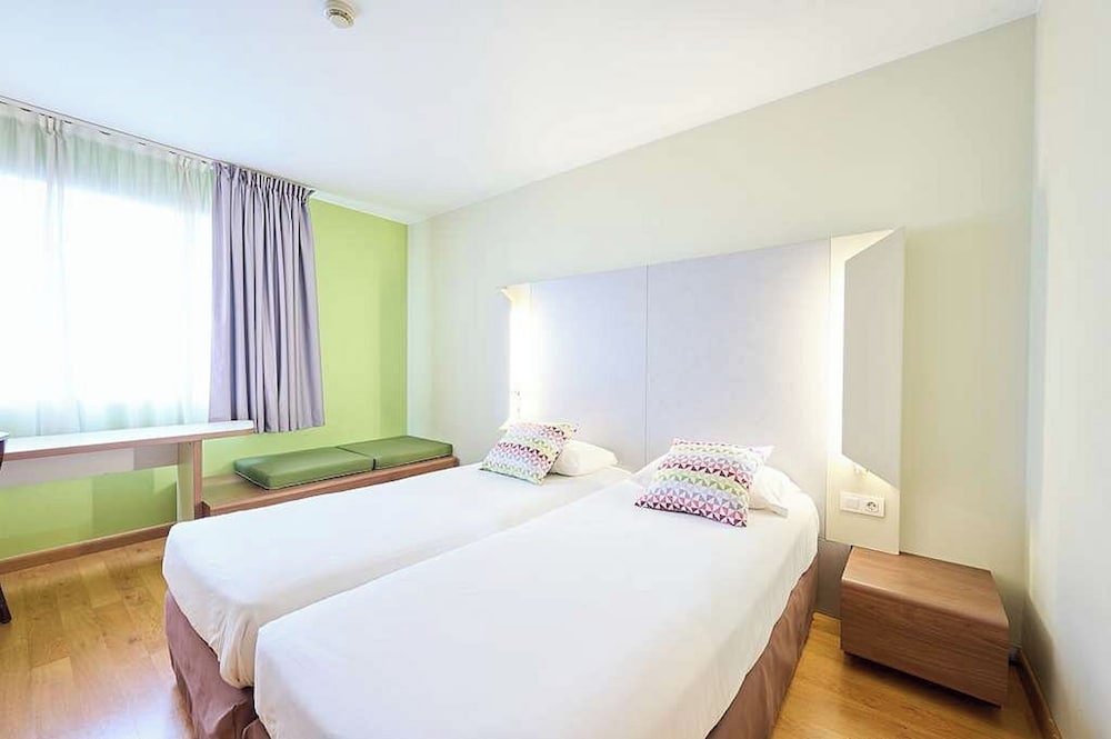 Travelodge BCN Cornellá Fira — Hotel rooms in Barcelona, Catalonia