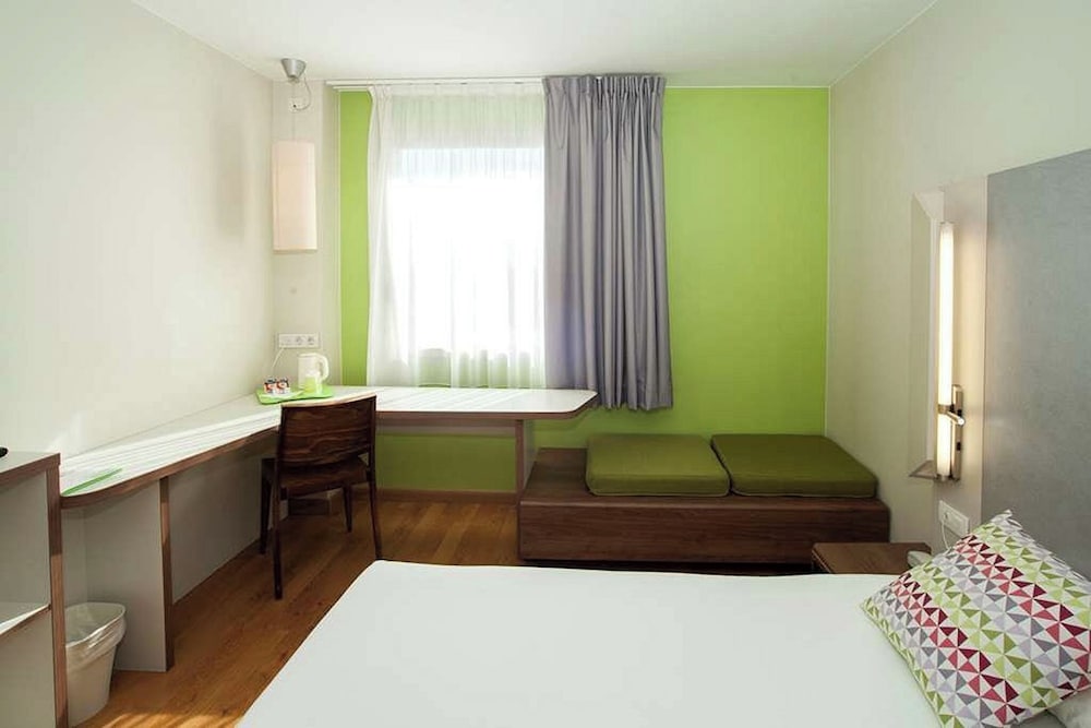 Travelodge BCN Cornellá Fira — Hotel rooms in Barcelona, Catalonia