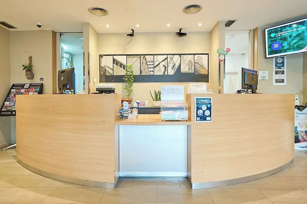 Travelodge BCN Cornellá Fira — Hotel building in Barcelona, Catalonia