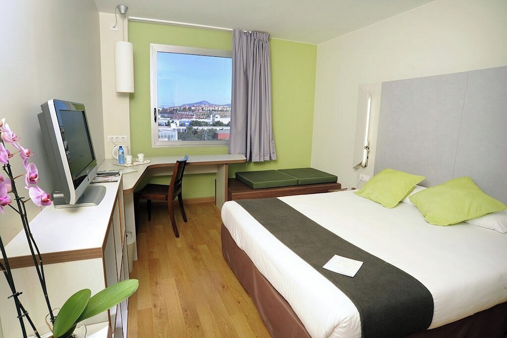 Travelodge BCN Cornellá Fira — Hotel rooms in Barcelona, Catalonia