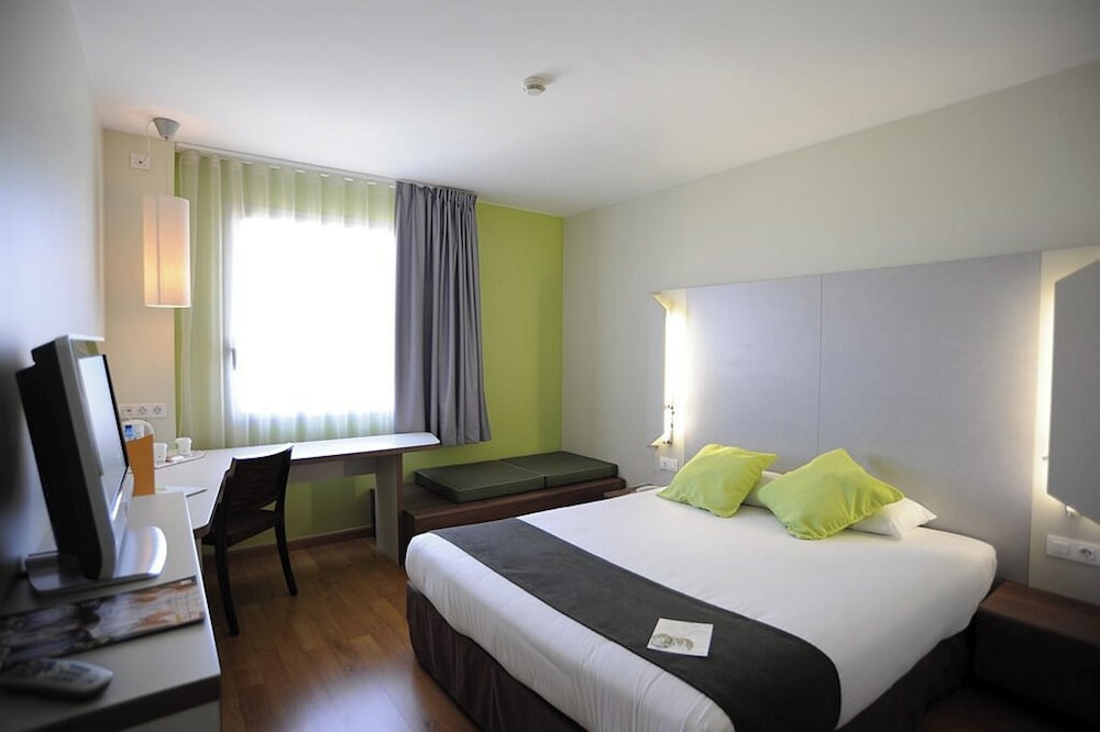 Travelodge BCN Cornellá Fira — Hotel rooms in Barcelona, Catalonia