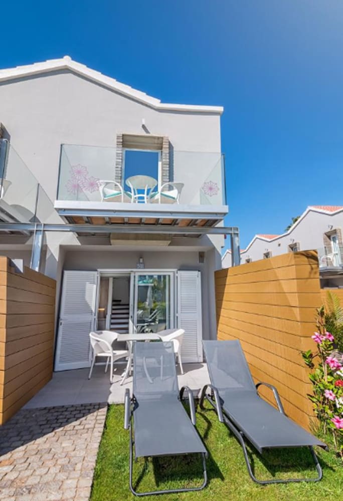 Hotel LIVVO Los Calderones - Adults Recommended — Hotel building in Maspalomas, Canary Islands