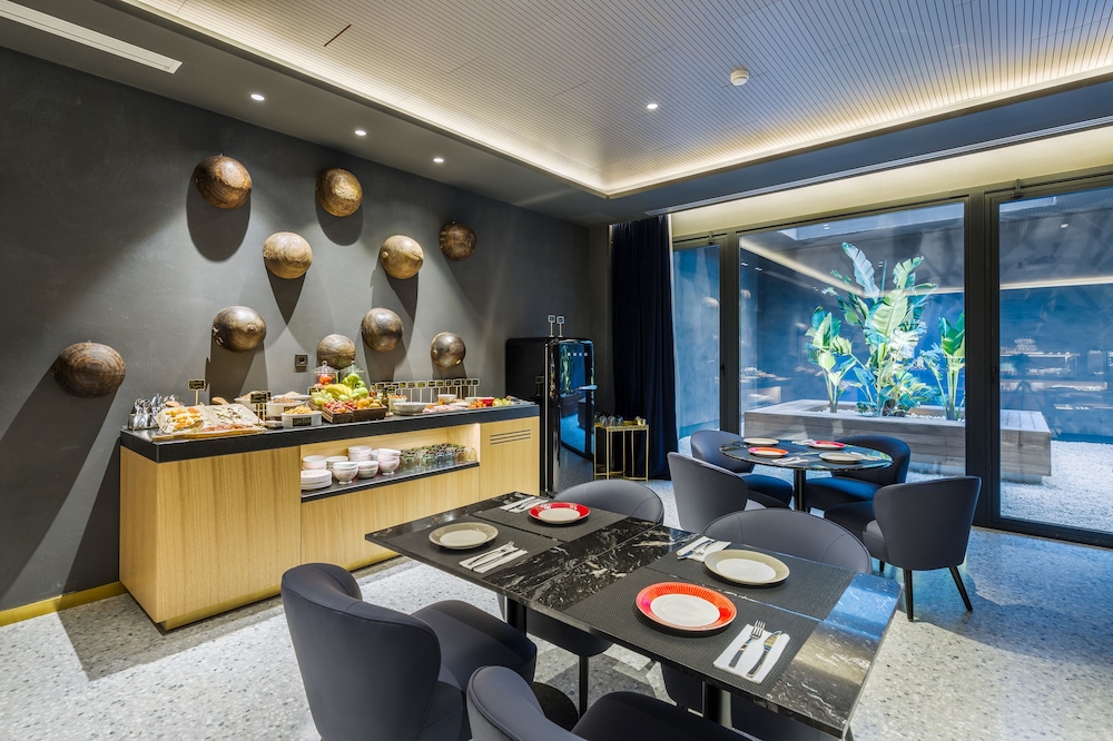 Room Mate Collection Gerard, Barcelona — Restaurant & bars in Barcelona, Catalonia