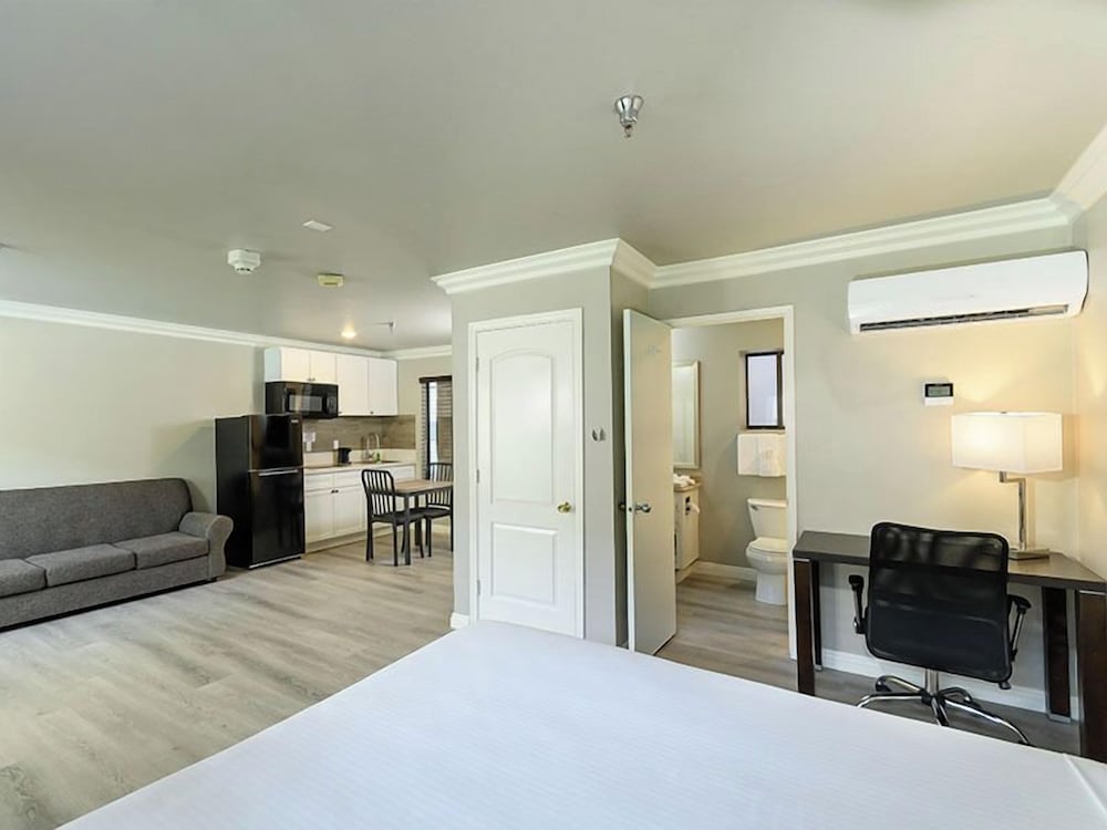 Alexis Park All Suite Resort — Hotel rooms in Las Vegas, Nevada