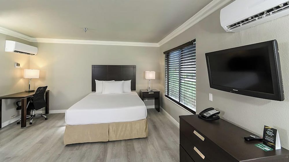 Alexis Park All Suite Resort — Hotel rooms in Las Vegas, Nevada