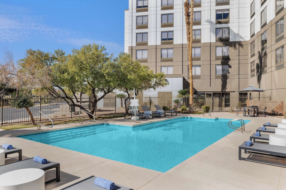 DoubleTree by Hilton Las Vegas Airport — Swimming pool in Las Vegas, Nevada