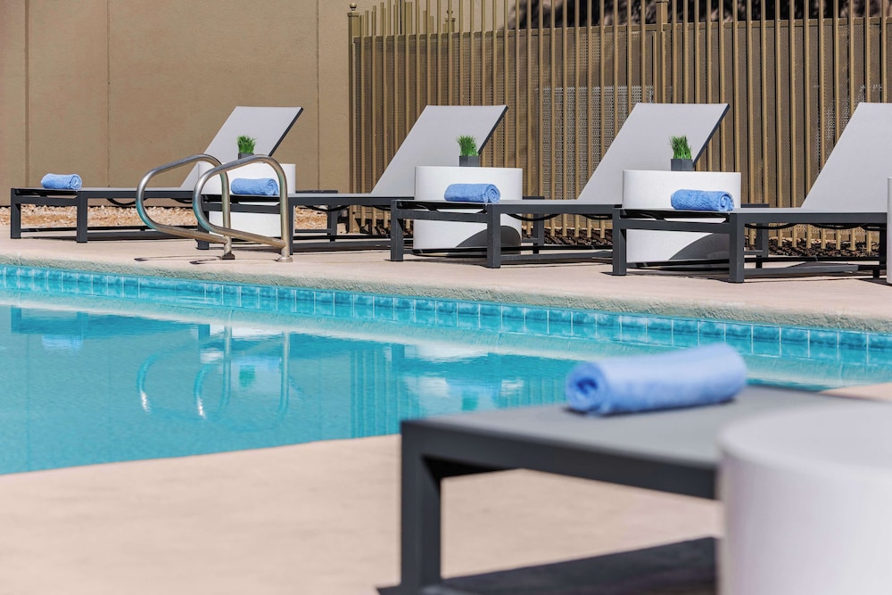DoubleTree by Hilton Las Vegas Airport — Swimming pool in Las Vegas, Nevada
