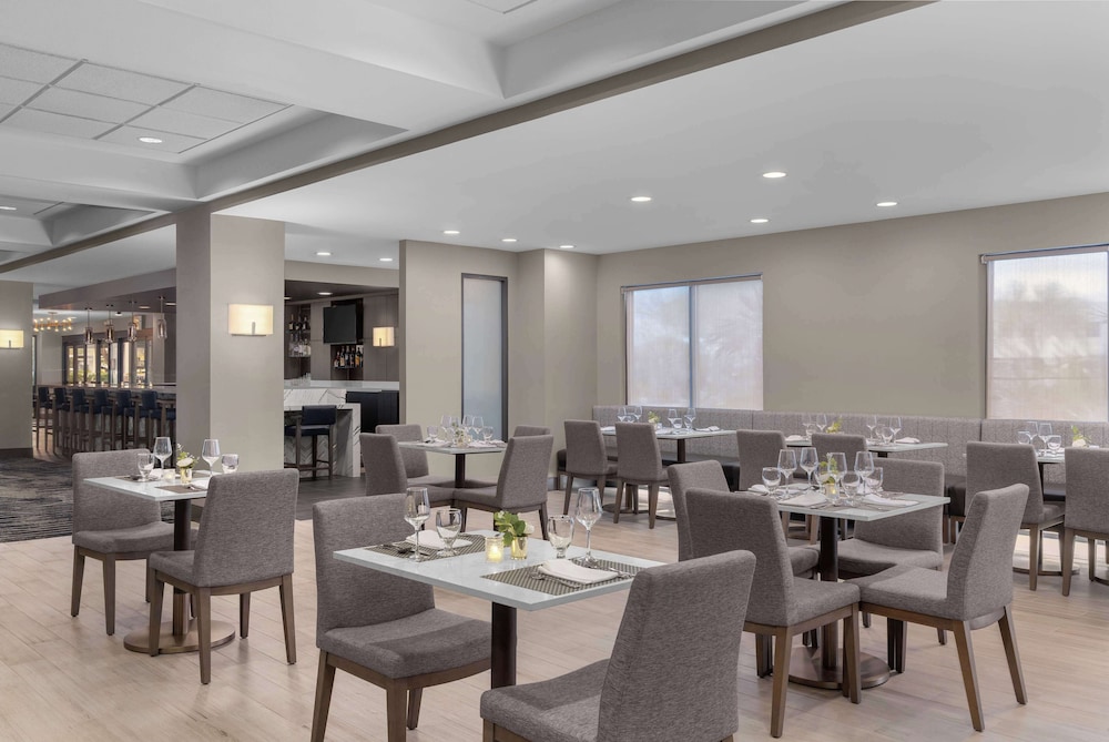 DoubleTree by Hilton Las Vegas Airport — Restaurant & bars in Las Vegas, Nevada