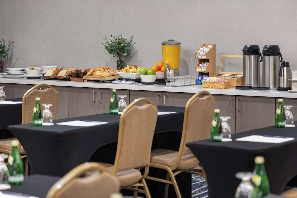 DoubleTree by Hilton Las Vegas Airport — Restaurant & bars in Las Vegas, Nevada