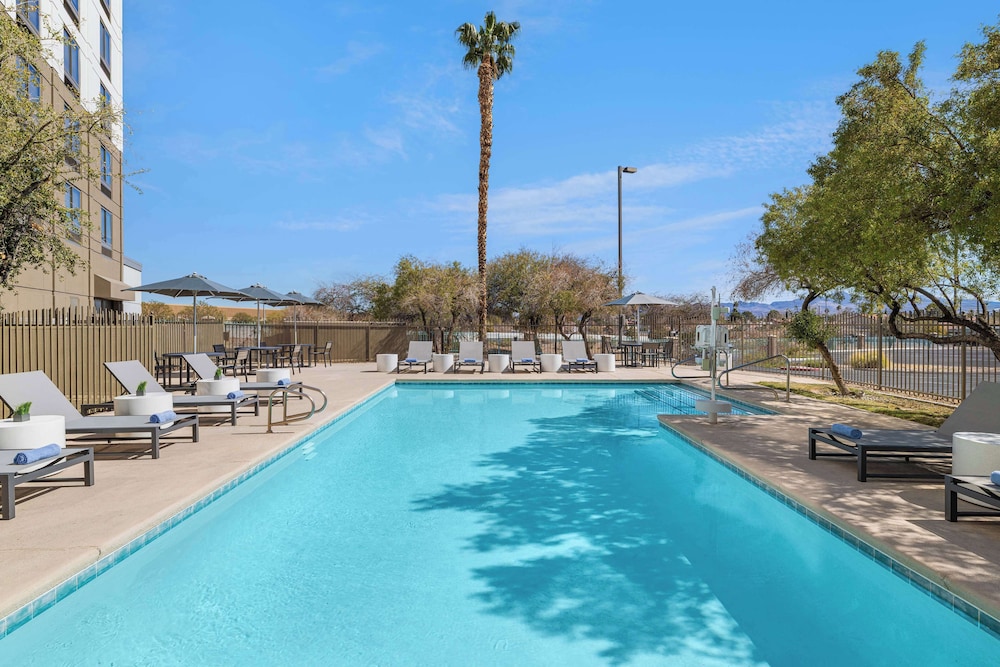 DoubleTree by Hilton Las Vegas Airport — Swimming pool in Las Vegas, Nevada