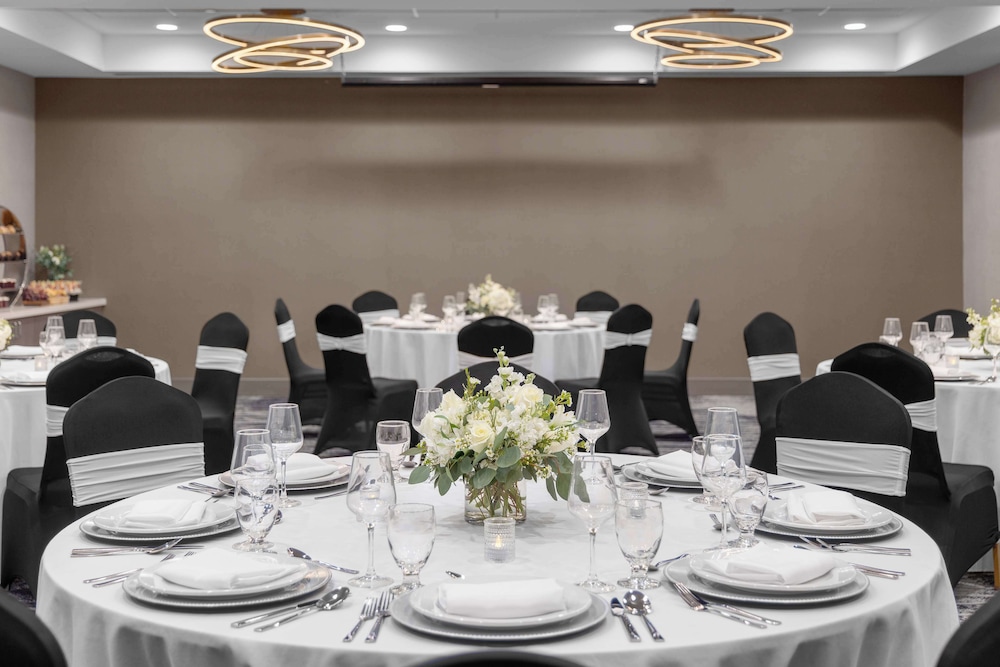 DoubleTree by Hilton Las Vegas Airport — Restaurant & bars in Las Vegas, Nevada