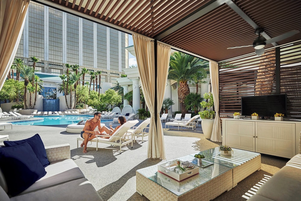 Four Seasons Hotel Las Vegas — Swimming pool in Las Vegas, Nevada