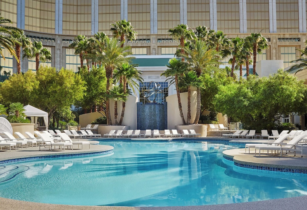 Four Seasons Hotel Las Vegas — Swimming pool in Las Vegas, Nevada