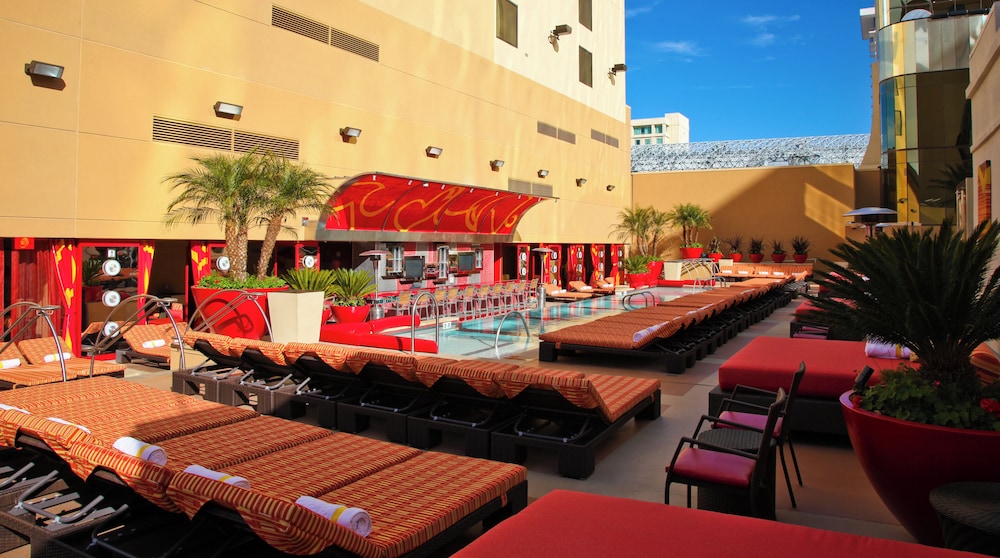 Golden Nugget Las Vegas Hotel & Casino — Swimming pool in Las Vegas, Nevada