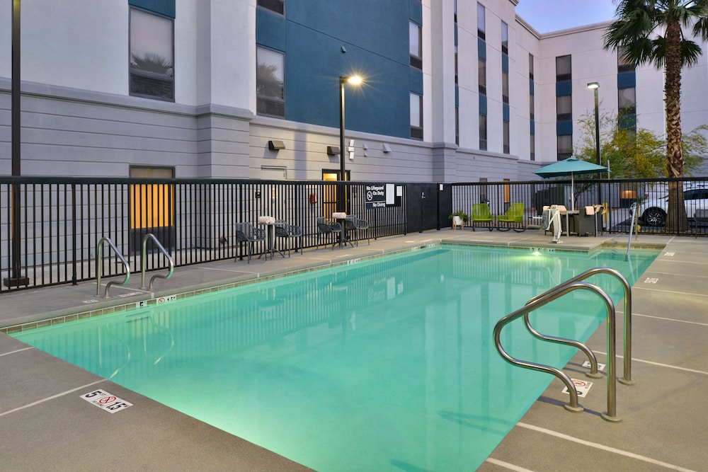 Hampton Inn & Suites Las Vegas Airport — Swimming pool in Las Vegas, Nevada
