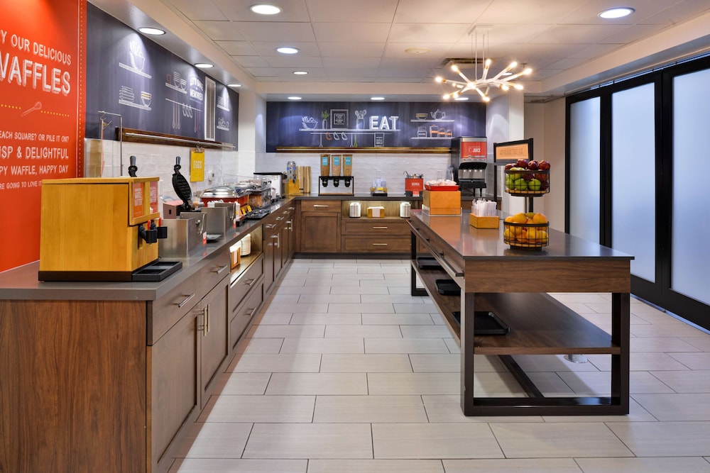 Hampton Inn & Suites Las Vegas Airport — Restaurant & bars in Las Vegas, Nevada