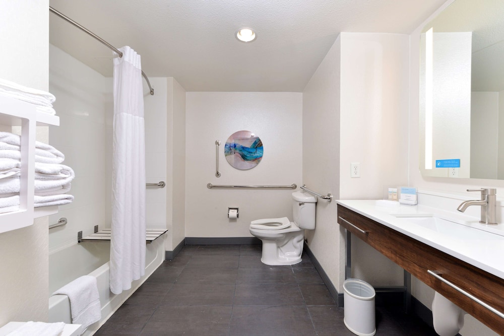Hampton Inn & Suites Las Vegas Airport — Hotel rooms in Las Vegas, Nevada