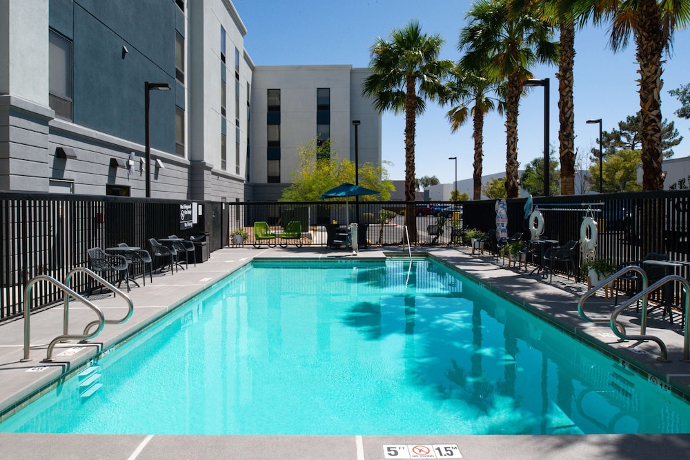 Hampton Inn & Suites Las Vegas Airport — Swimming pool in Las Vegas, Nevada