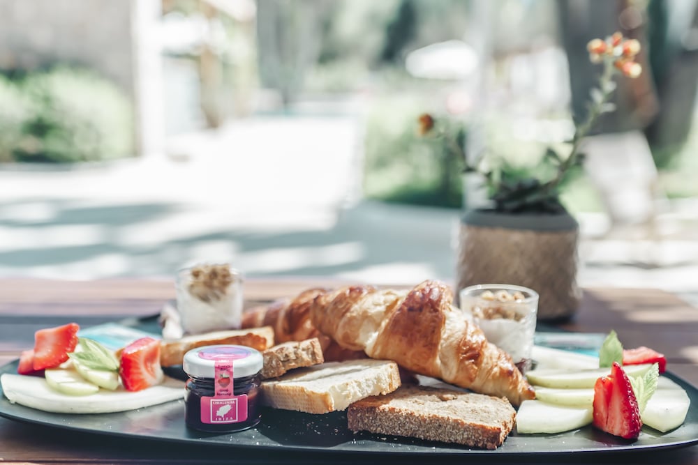 Hotel Boutique & Spa Las Mimosas Ibiza — Restaurant & bars in San Antonio, Balearic Islands