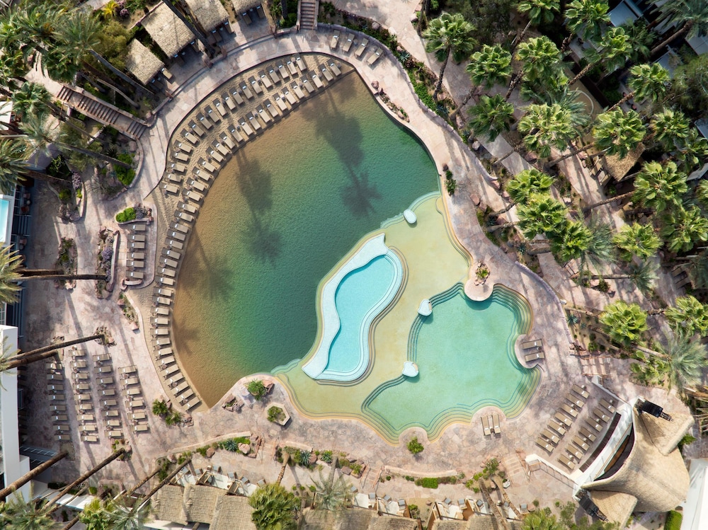 Virgin Hotel Las Vegas, Curio Collection by Hilton — Swimming pool in Las Vegas, Nevada