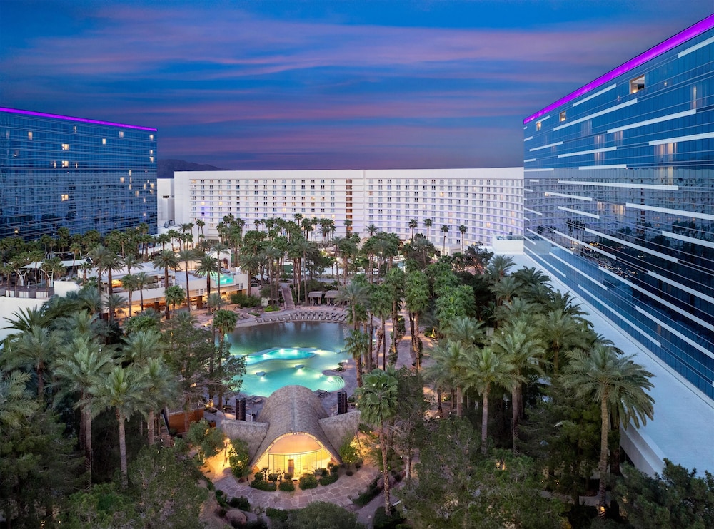 Virgin Hotel Las Vegas, Curio Collection by Hilton — Swimming pool in Las Vegas, Nevada