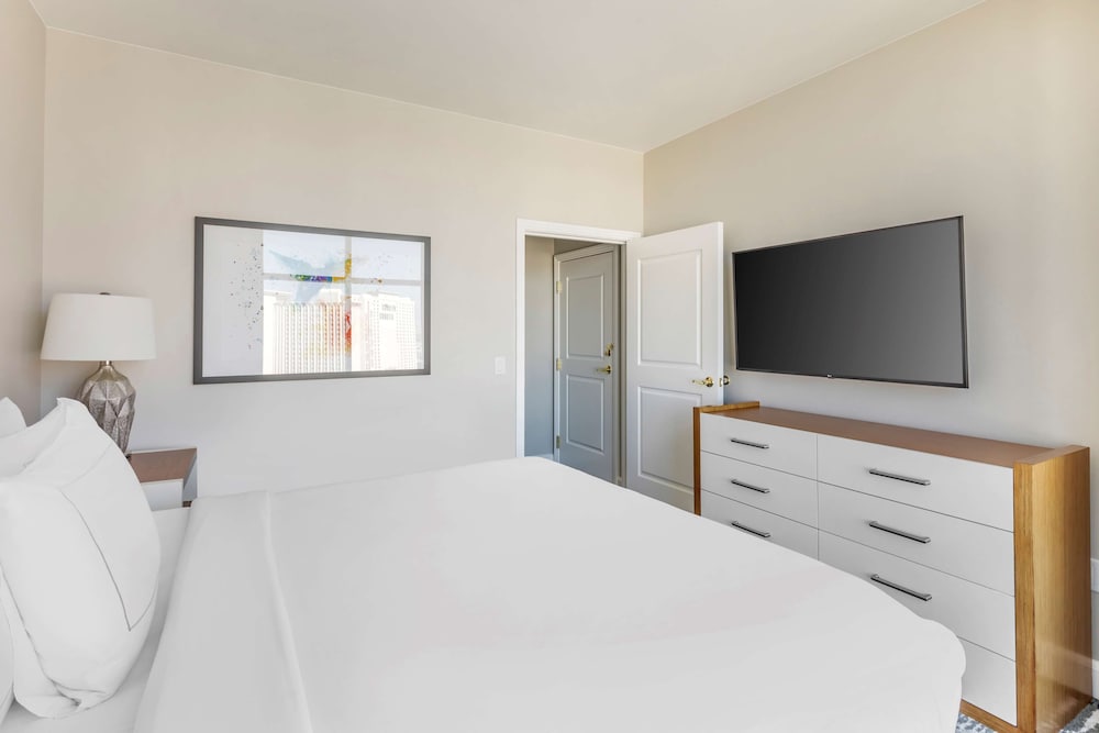 Hilton Grand Vacations Club on the Las Vegas Strip — Hotel rooms in Las Vegas, Nevada