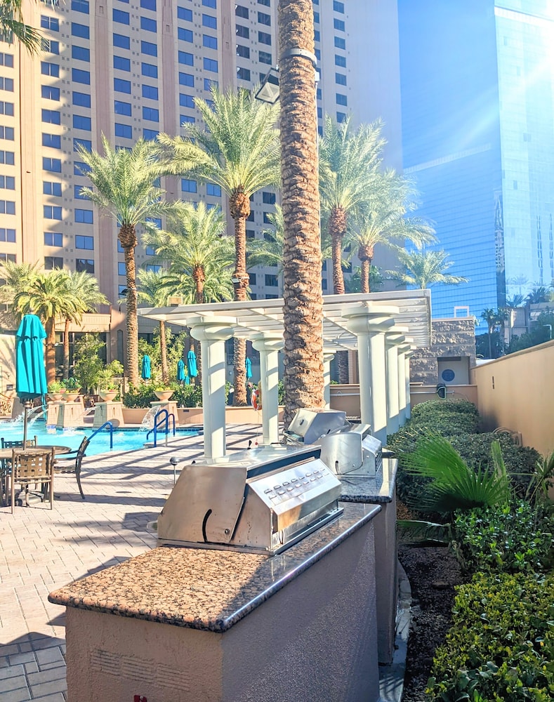 Hilton Grand Vacations Club on the Las Vegas Strip — Swimming pool in Las Vegas, Nevada