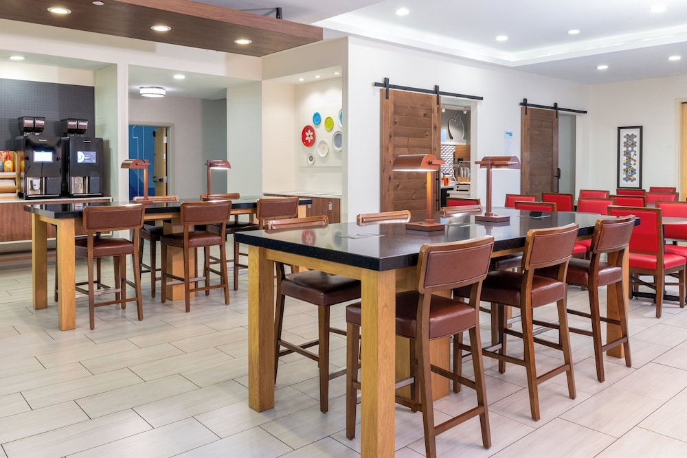 Holiday Inn Express & Suites Las Vegas SW - Spring Valley by IHG — Restaurant & bars in Las Vegas, Nevada