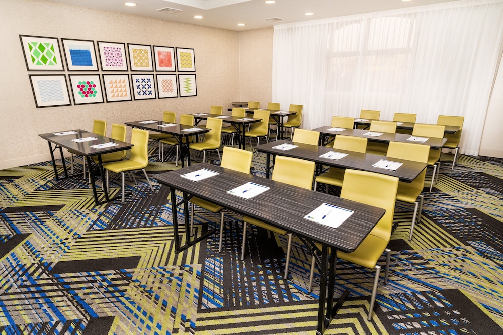 Holiday Inn Express & Suites Las Vegas SW - Spring Valley by IHG — Hotel building in Las Vegas, Nevada