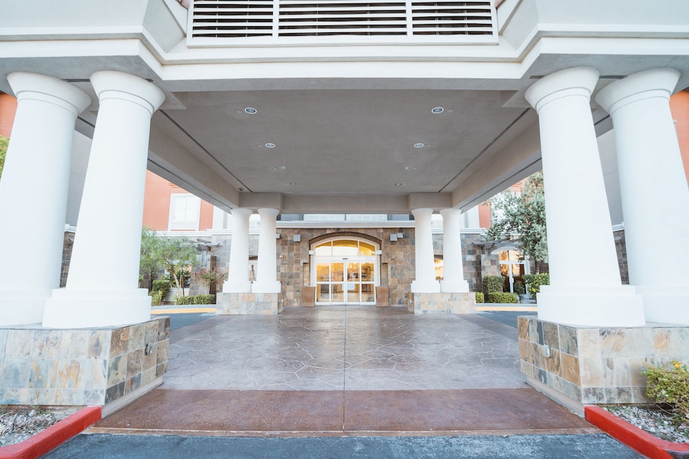 Holiday Inn Express & Suites Las Vegas SW - Spring Valley by IHG — Hotel building in Las Vegas, Nevada