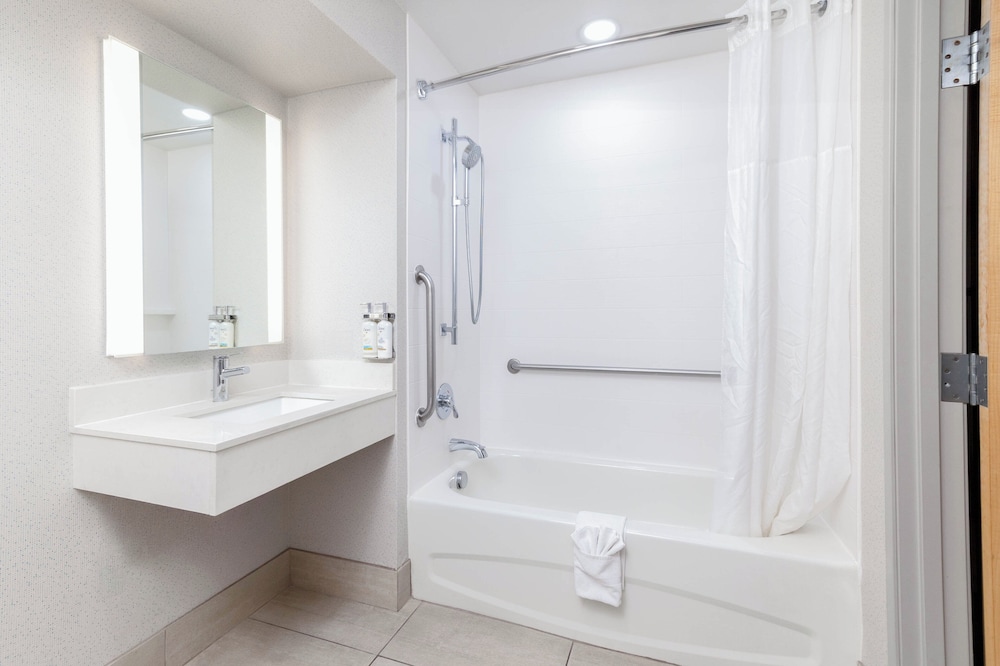 Holiday Inn Express & Suites Las Vegas SW - Spring Valley by IHG — Hotel rooms in Las Vegas, Nevada
