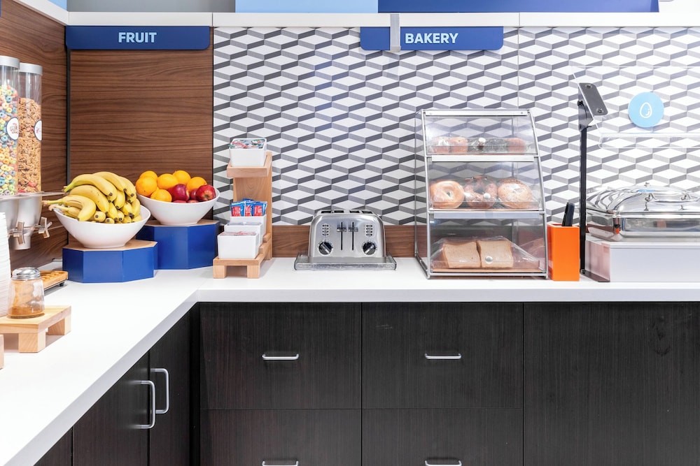 Holiday Inn Express & Suites Las Vegas SW - Spring Valley by IHG — Restaurant & bars in Las Vegas, Nevada