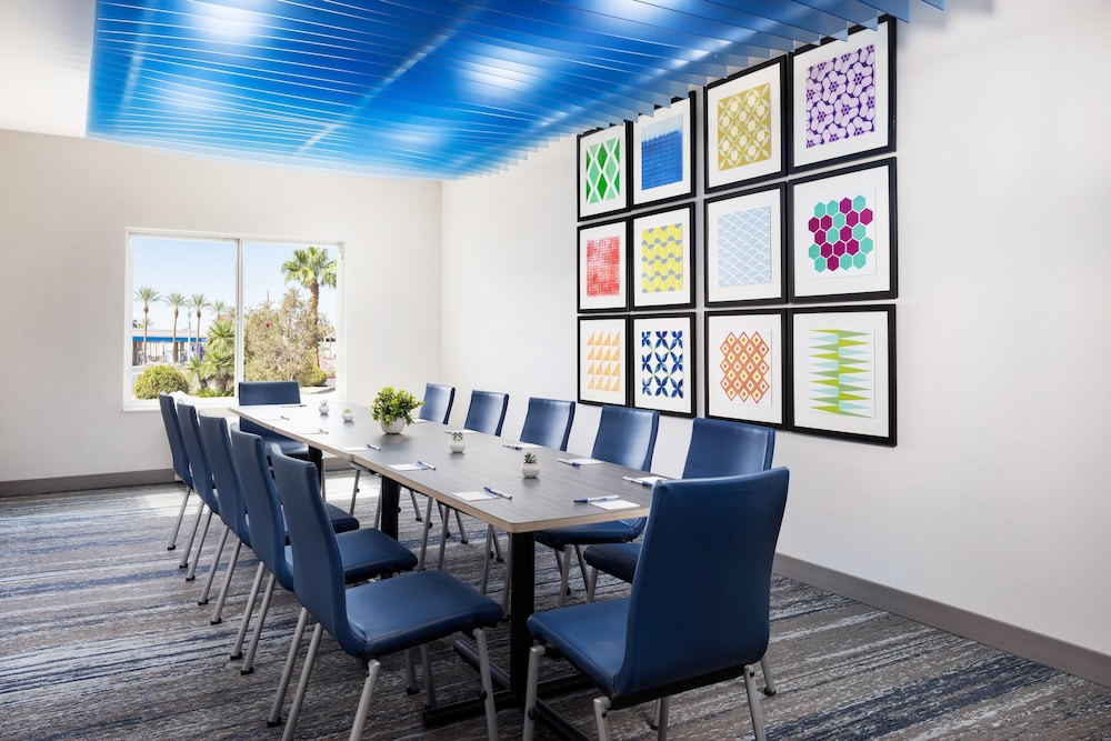 Holiday Inn Express Las Vegas - Stadium Area by IHG — Hotel building in Las Vegas, Nevada