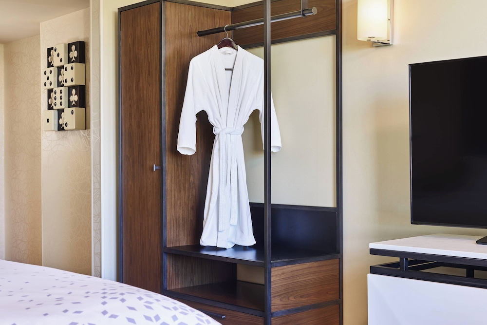 Renaissance Las Vegas Hotel — Hotel rooms in Las Vegas, Nevada