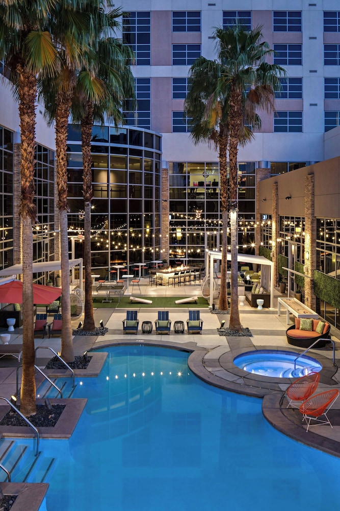 Renaissance Las Vegas Hotel — Swimming pool in Las Vegas, Nevada