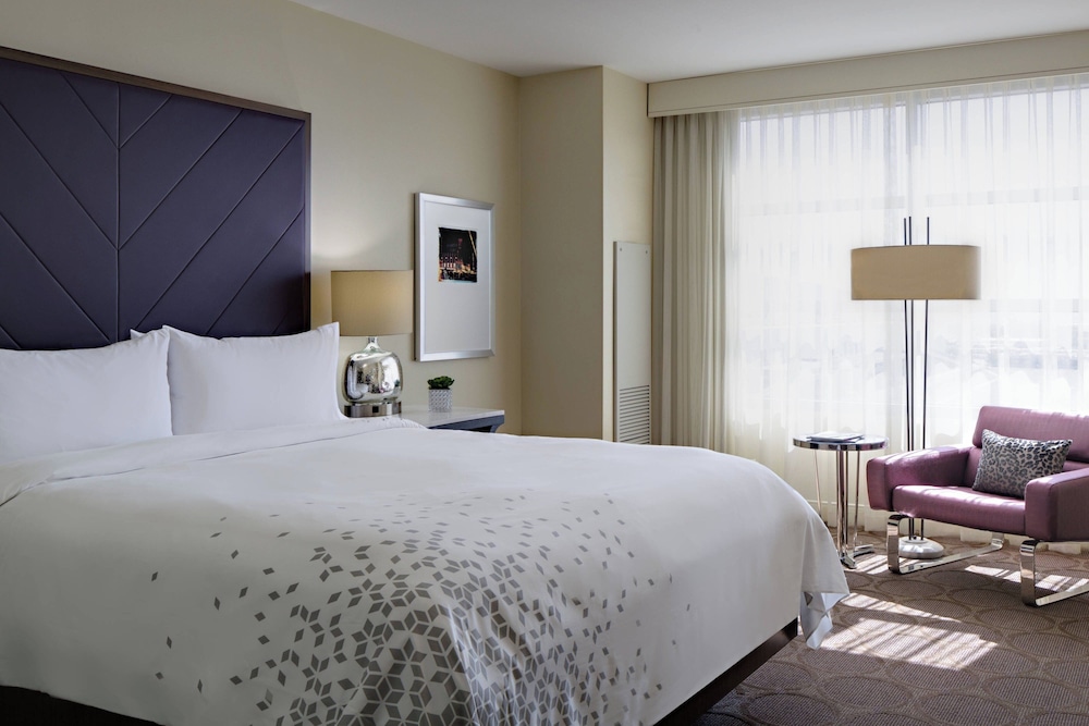 Renaissance Las Vegas Hotel — Hotel rooms in Las Vegas, Nevada