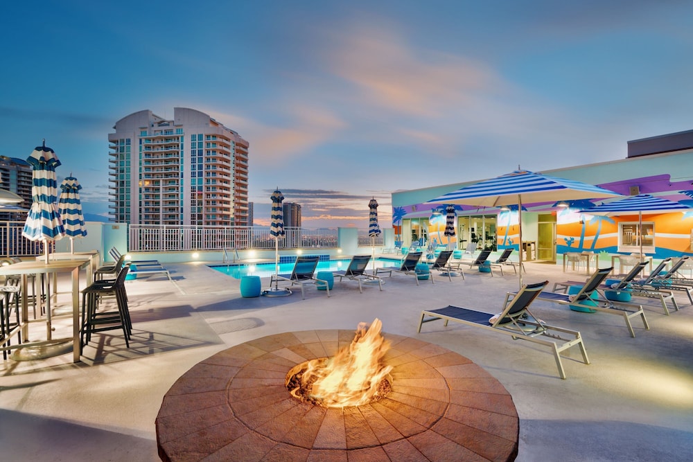 SpringHill Suites by Marriott Las Vegas Convention Center — Swimming pool in Las Vegas, Nevada
