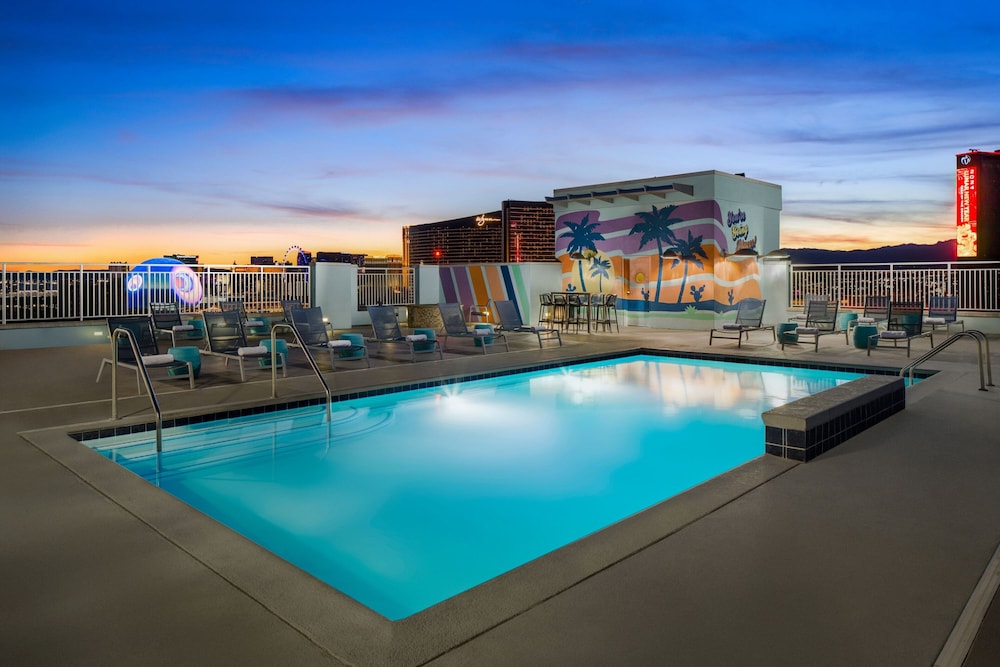 SpringHill Suites by Marriott Las Vegas Convention Center — Swimming pool in Las Vegas, Nevada