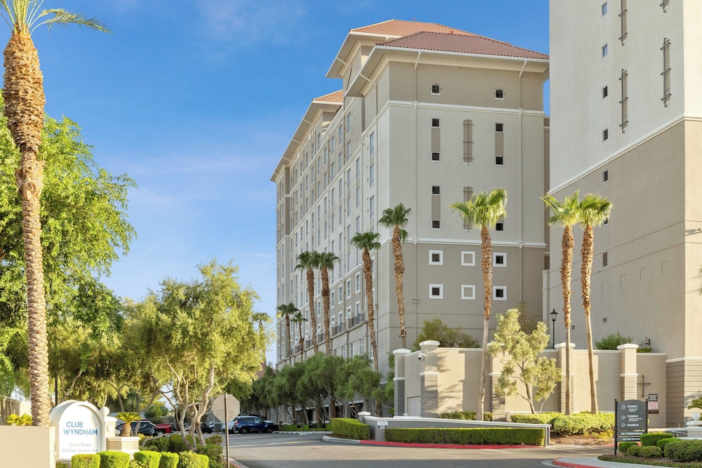 Club Wyndham Grand Desert - No Resort Fee — Hotel building in Las Vegas, Nevada