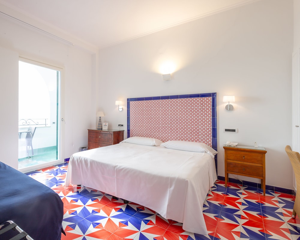 Hotel Aurora — Hotel rooms in Amalfi, Campania