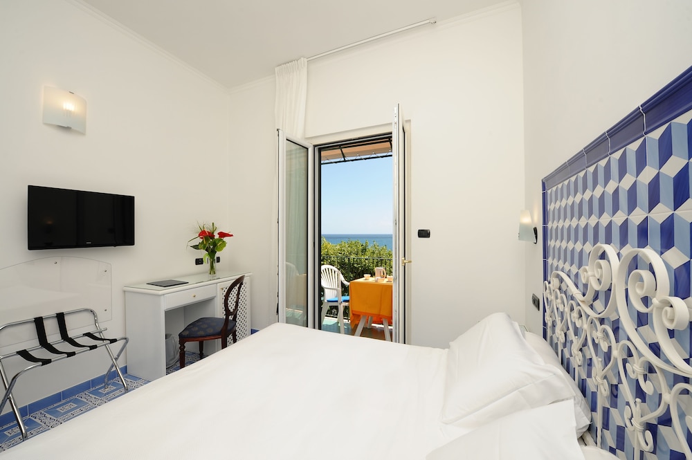 Hotel Aurora — Hotel rooms in Amalfi, Campania