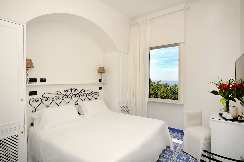Hotel Aurora — Hotel rooms in Amalfi, Campania