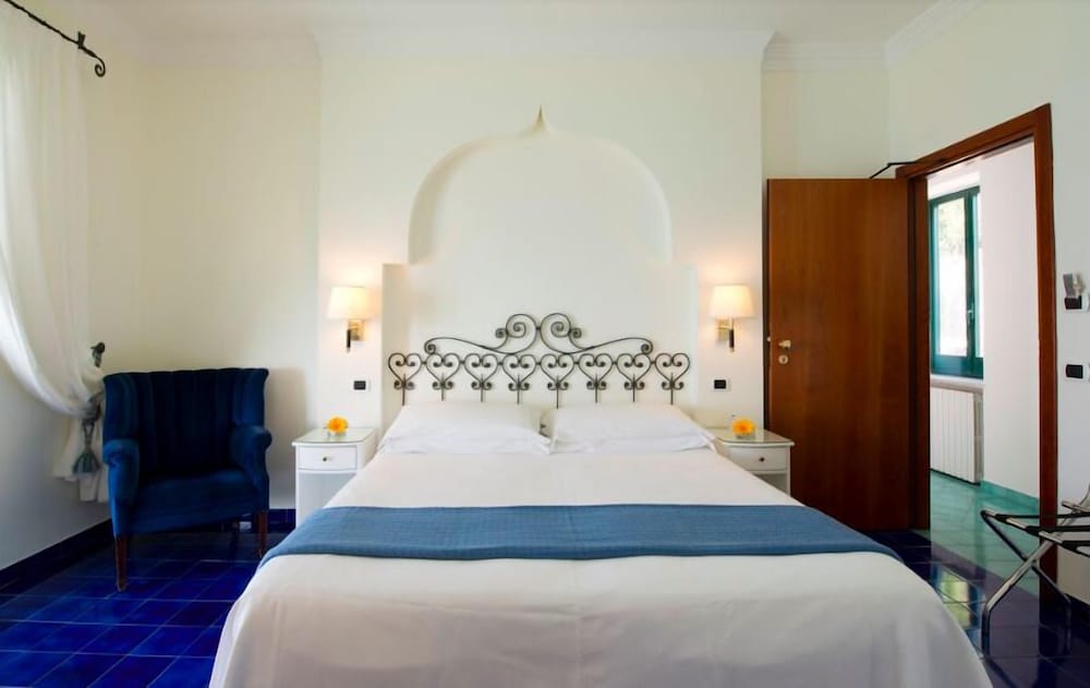 Hotel Aurora — Hotel rooms in Amalfi, Campania
