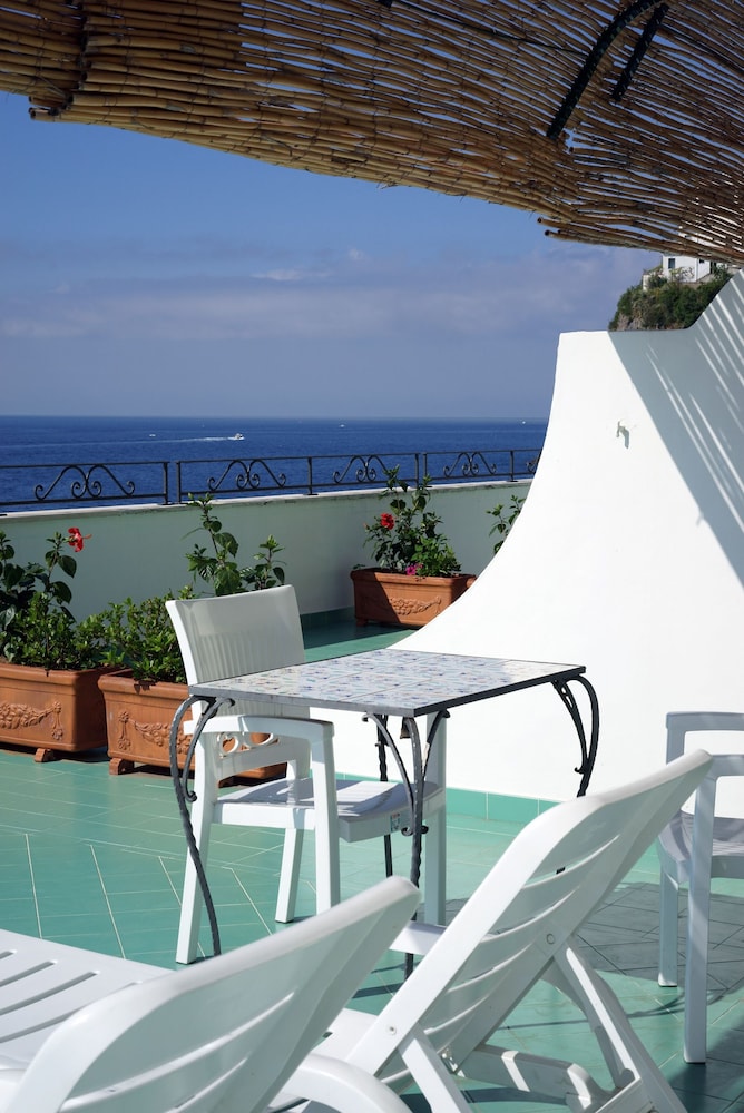 Hotel Aurora — Hotel building in Amalfi, Campania