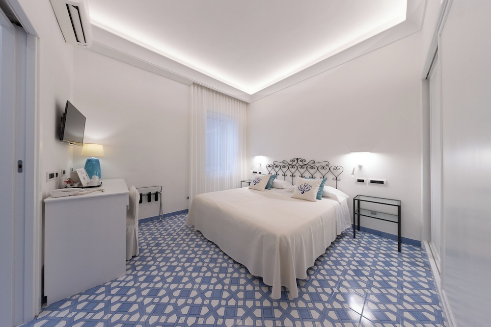 Hotel Aurora — Hotel rooms in Amalfi, Campania