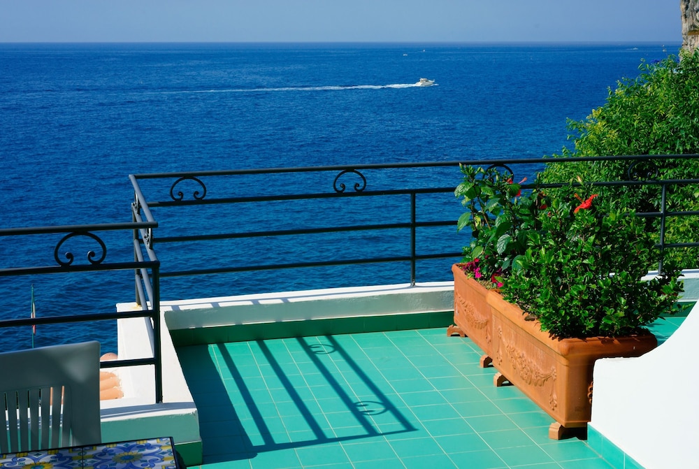 Hotel Aurora — Hotel rooms in Amalfi, Campania