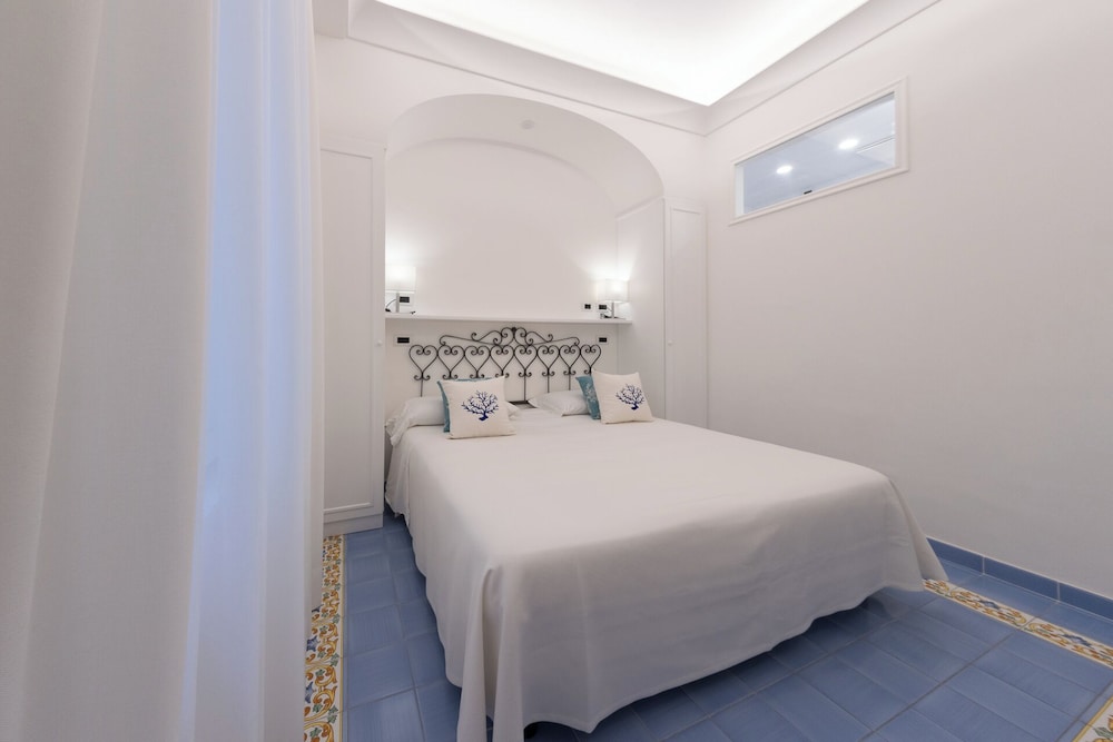 Hotel Aurora — Hotel rooms in Amalfi, Campania