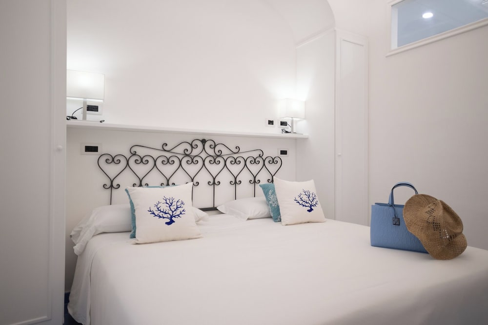 Hotel Aurora — Hotel rooms in Amalfi, Campania