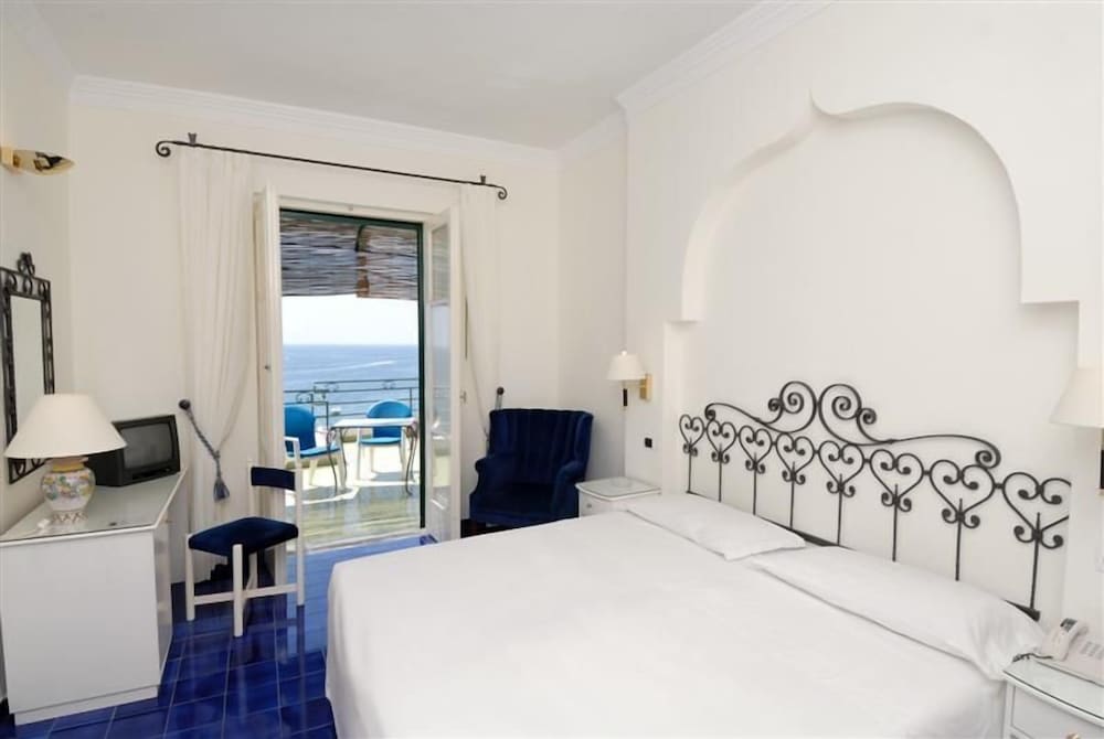 Hotel Aurora — Hotel rooms in Amalfi, Campania