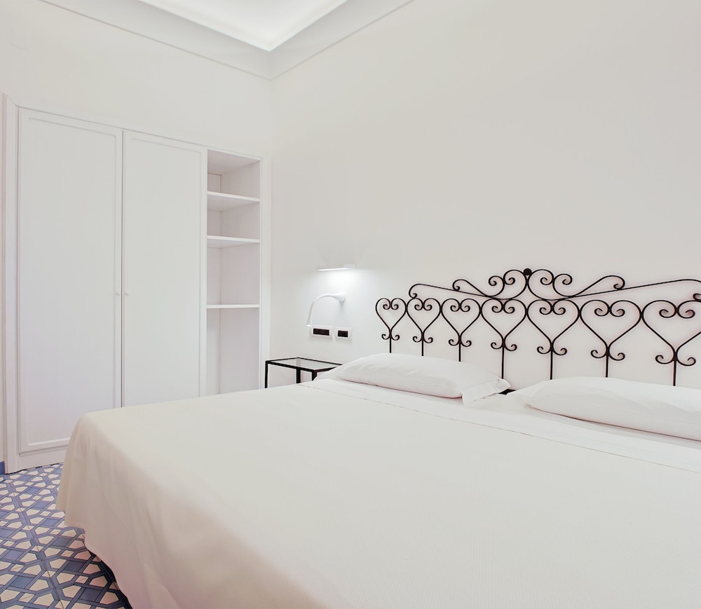 Hotel Aurora — Hotel rooms in Amalfi, Campania